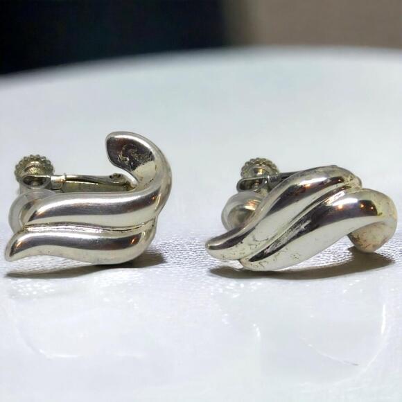 Napier Earrings Screw Back Vintage Petite Curved Shape Silver Tone Fashion - Picture 2 of 8